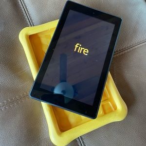 Fire 7 kid’s Edition tablet. Amazon. 7”. 16GB. Yellow kids case. 7th Gen.